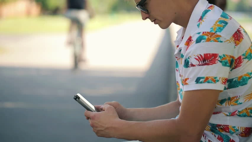 ΣΟΚ! Μορφολογική προσαρμογή; Τα Smartphones αλλάζουν τον ανθρώπινο σκελετό